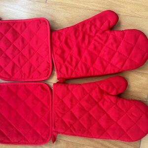 Source Unknown Red Kitchen Oven Mitts and Pot Holders Set